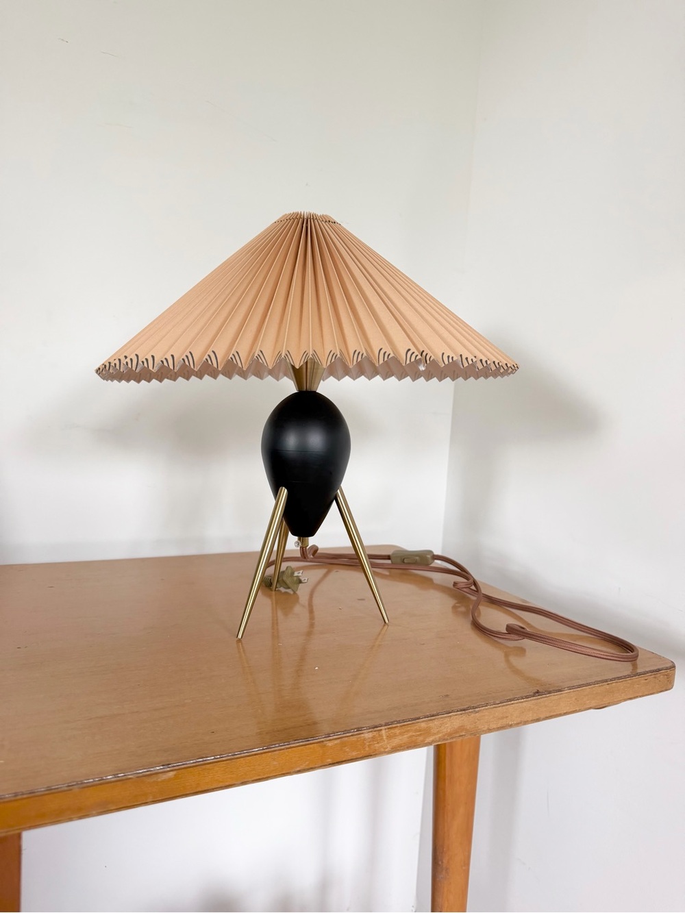 Vintage Style MCM Atomic Table Lamp w 3 Legs Pleated Shade Rocket Black Retro